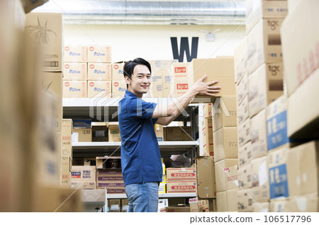 在倉庫里工作的年輕人 106517796