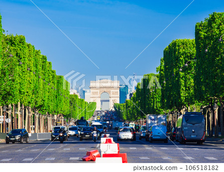 Paris Champs-Élysées and Arc de Triomphe *partially soft focus 106518182