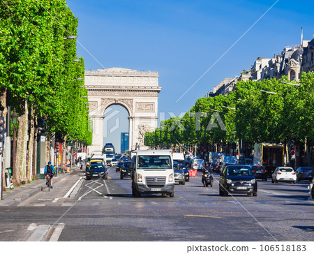 Paris Champs-Élysées and Arc de Triomphe *partially soft focus 106518183