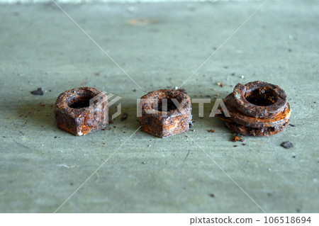 rusty nut 106518694