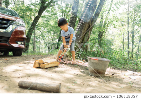 一名男孩在營地協助疏散 106519357