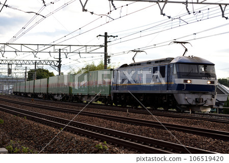運行於東海道線的EF210-351型集裝箱貨運列車 運行於東海道線的EF210-351型集裝箱貨運列車 106519420