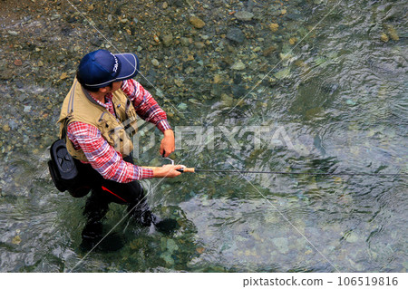 釣魚者用魚餌瞄準山溪魚 106519816