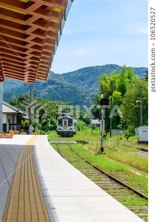站內和白色列車風景(高森站) 南阿蘇鐵道(全線開通) 站內和白色列車風景(高森站) 南阿蘇鐵道(全線開通) 106520527