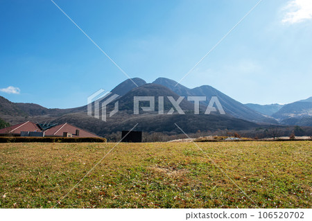 阿蘇九重國立公園的秋天 | 平靜地看到破火山口湖的索瑪 阿蘇九重國立公園的秋天 | 平靜地看到破火山口湖的索瑪 106520702