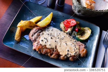 Fried beef with vegetables 106520751