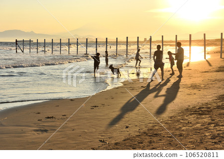 Sunset view of Shonan coast and silhouette of family and dog Sunset view of Shonan coast and silhouette of family and dog 106520811