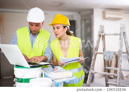 Woman architect and man engineer discussing reconstruction project 106520836