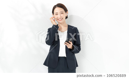 享受音樂的女商人 106520889