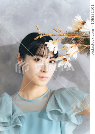 有花的女人肖像 有花的女人肖像 106521101
