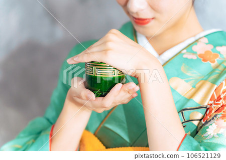 Kodo,穿著和服的女人,手持香爐 Kodo,穿著和服的女人,手持香爐 106521129