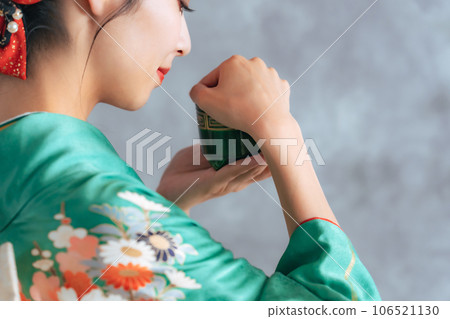 Kodo, a woman in a kimono holding an incense burner 106521130