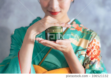 Kodo, a woman in a kimono holding an incense burner 106521132
