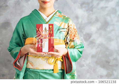 一個穿著和服的女人拿著禮品袋 106521138