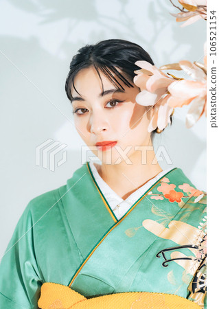 Kimono woman with flowers 106521154