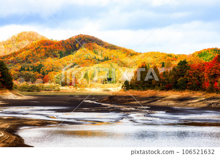 Autumn leaves, lake, and clouds｜Lake Onbara 106521632