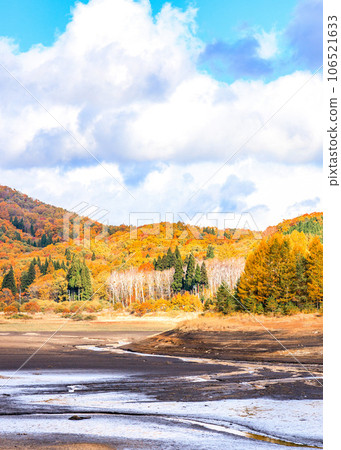 Lake Onbara during autumn leaves season | Vertical position 106521633
