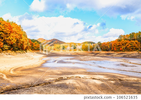 Lake Onbara in autumn leaves season Lake Onbara in autumn leaves season 106521635