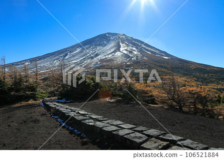 從山梨縣鳴澤村富士山五合目奧庭自然公園眺望富士山山頂的秋景 從山梨縣鳴澤村富士山五合目奧庭自然公園眺望富士山山頂的秋景 106521884