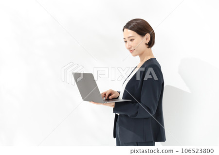 帶著筆記本電腦微笑的女人 帶著筆記本電腦微笑的女人 106523800
