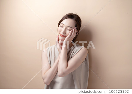 女人撫摸臉頰保濕霜 106525592