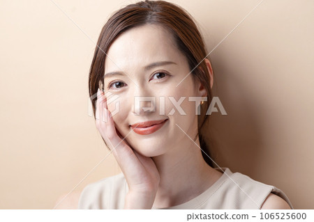 女人撫摸臉頰保濕霜 106525600