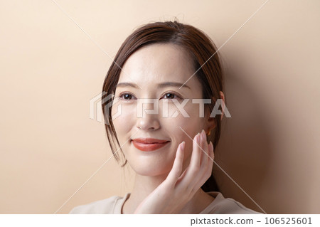 女人撫摸臉頰保濕霜 106525601