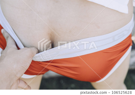 男人的屁股從內褲裡露出來 男人的屁股從內褲裡露出來 106525628