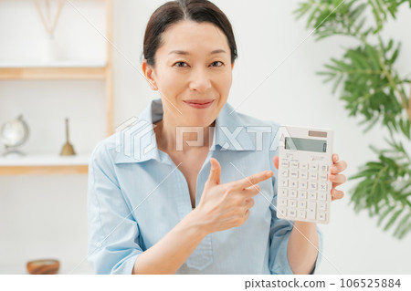 有計算機的一名微笑的婦女 有計算機的一名微笑的婦女 106525884