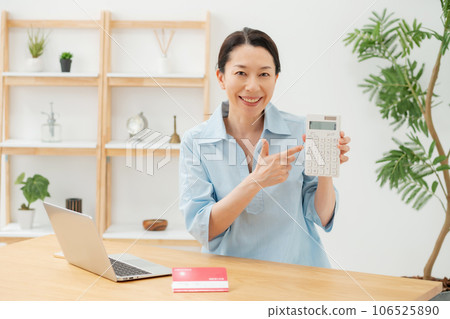 有計算機的一名微笑的婦女 有計算機的一名微笑的婦女 106525890