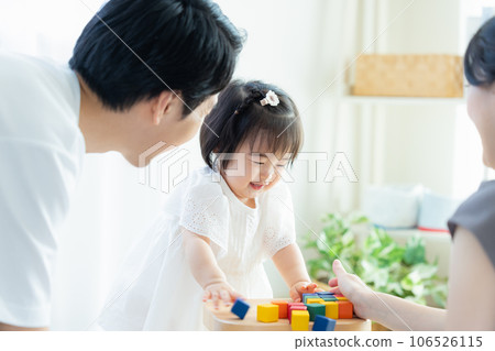 家庭女孩玩積木 家庭女孩玩積木 106526115