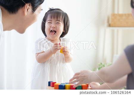 家庭女孩玩積木 106526164