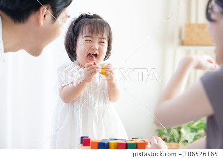 家庭女孩玩積木 106526165