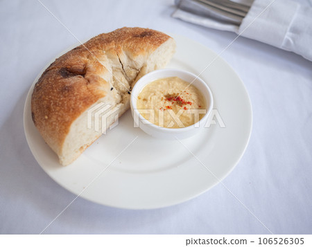 [Ukraine] Hummus and bread served at a Tatar restaurant in the capital Kyiv 106526305
