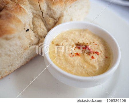 [Ukraine] Hummus and bread served at a Tatar restaurant in the capital Kyiv 106526306