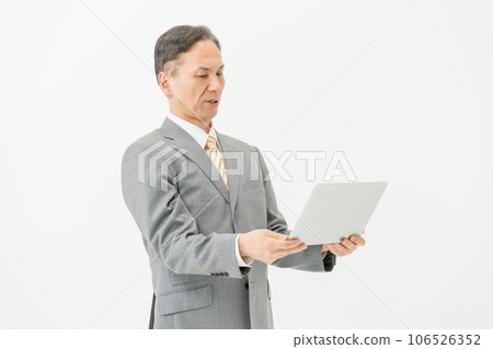 拿著計算機的一位擔心的商人 106526352