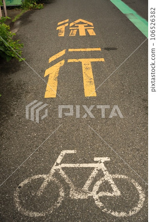 Bicycle going slowly 106526382