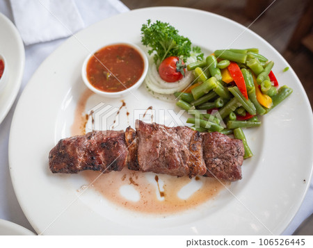 【烏克蘭】首都基輔一家韃靼餐廳裡的一盤肉串、青豆和醬汁。 106526445