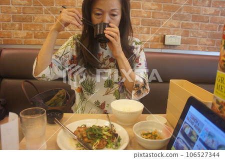 Healthy woman having an online drinking party 106527344