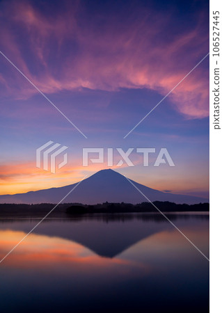 日出天空和富士山從狸湖 106527445