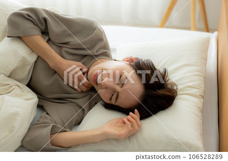 臥室裡的女人身體不適 臥室裡的女人身體不適 106528289