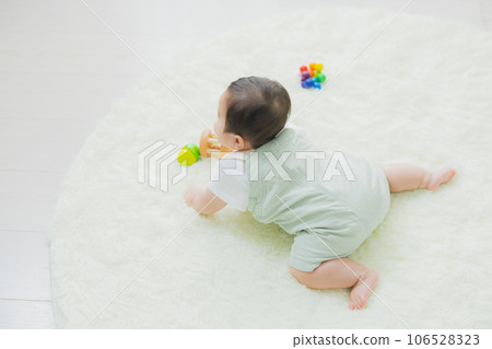 baby in the living room 106528323