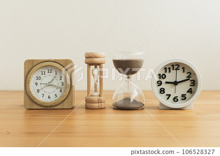 Clock and hourglass Flow of time 106528327