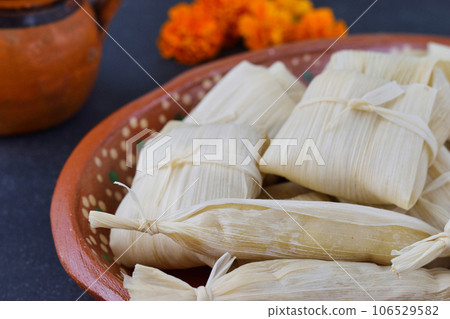 受亡靈節啟發的墨西哥美食玉米粉蒸肉和阿托勒 106529582