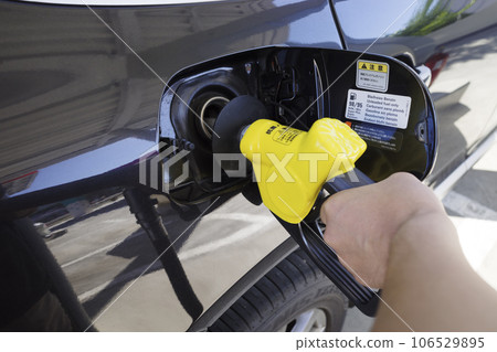 男子在加油站給汽車加油 106529895