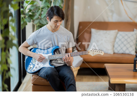 在家練習吉他的年輕人 106530138