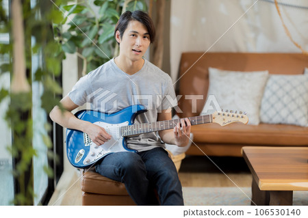 在家練習吉他的年輕人 106530140