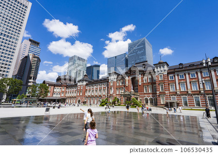 [Urban scenery] Tokyo Station Marunouchi station building and station square scenery 106530435