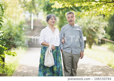 Senior couple with cuddling smile 106530784