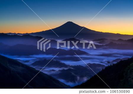 Summer Fuji and a sea of clouds seen from Yoshiwara at dawn Summer Fuji and a sea of clouds seen from Yoshiwara at dawn 106530890